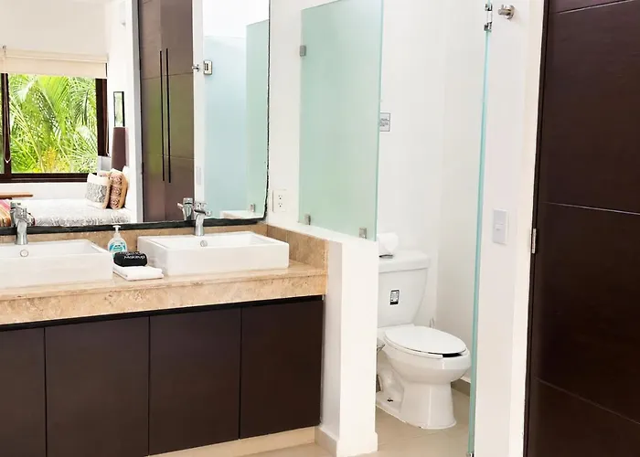 Townhome With Private Rooftop & Jacuzzi - Across Street Pousada *